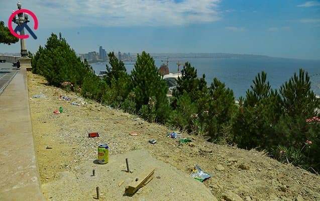 Turistin &ccedil;əkdiyi zibillik... Dağ&uuml;st&uuml; parkdan xoş olmayan mənzərə