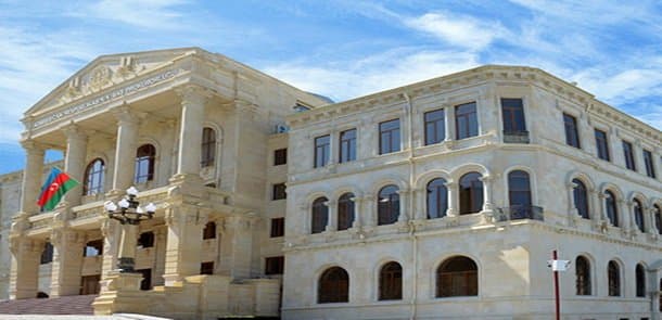 Oğlu maşınla piyadanı öldürən rəis barədə araşdırma başladı