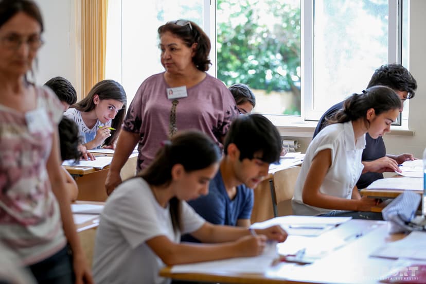 Bakıda imtahan həyəcanı: saniyələrin gün kimi uzun gəldiyi an (FOTOLAR)