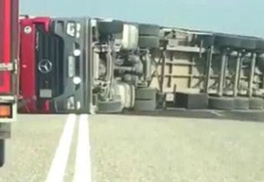 Azərbaycana məxsus yük maşını aşdı, magistiral yol bağlandı VİDEO