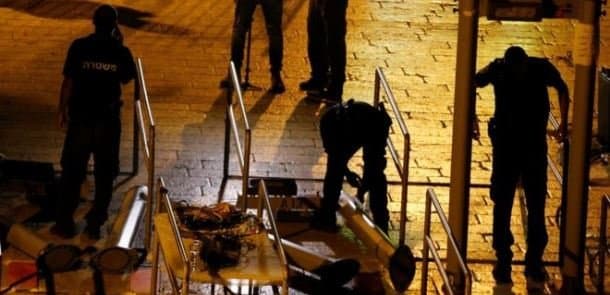 İsrail metal detektorları məsciddən sökür