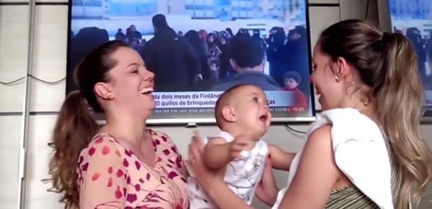 İnternetdə rekord qıran görüntü: anasının əkizinə görən uşaq... (VİDEO)