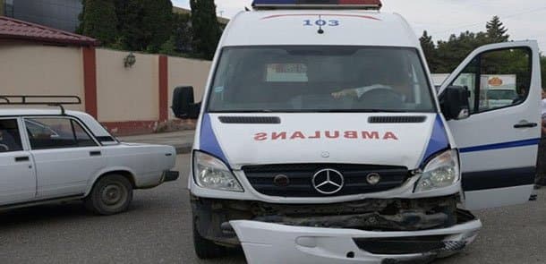 Yevlax xəstəxanasından xəstələri təxliyyə edən ambulans qəzaya d&uuml;şd&uuml;