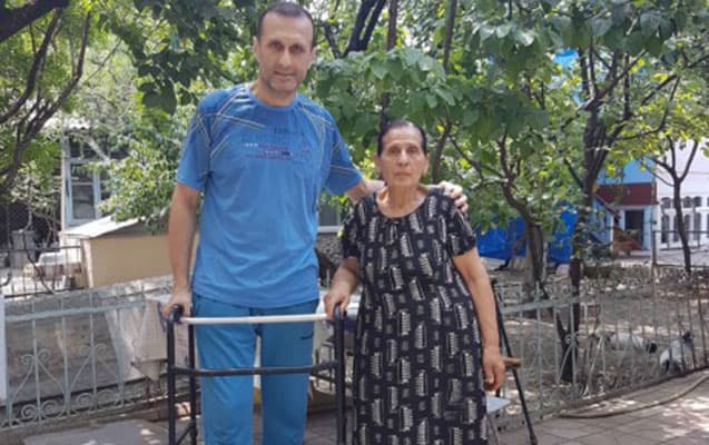 Əməkdar artistə protez qoyuldu (FOTO)