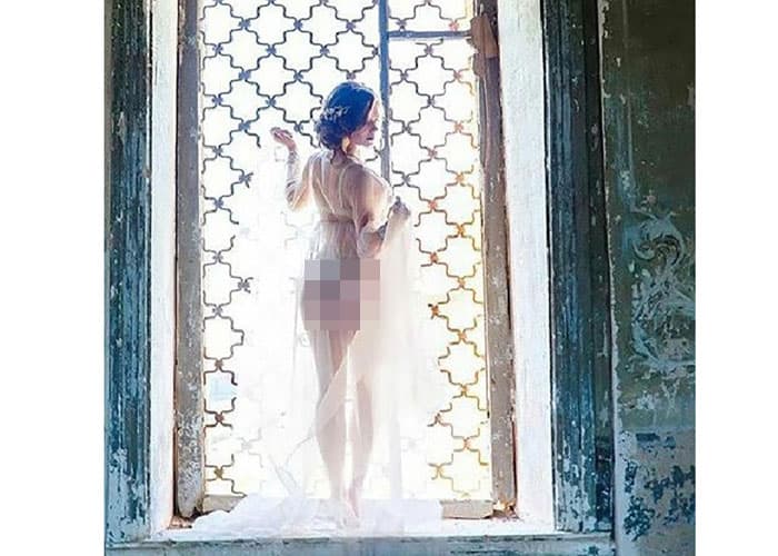 Rus model kilsədə çəkilmiş bu fotolarına görə həbs edilə bilər (FOTOLAR)