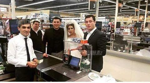 Bakıda qeyri-adi bəy-gəlin: maşınlarını saxladıb, bazarlıq etdilər (FOTOLAR)
