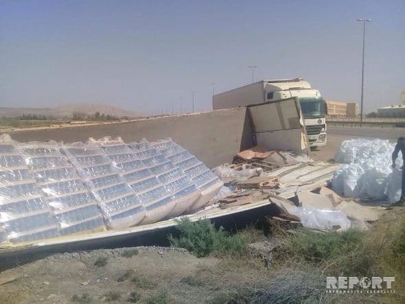 "Jalə"nin yük maşını aşdı: 20 min manatlıq mal yola töküldü (FOTOLAR)
