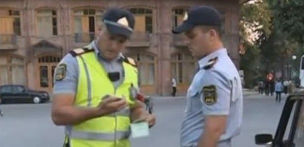 DYP-nin reydi zamanı polis saxlanıldı (VİDEO)