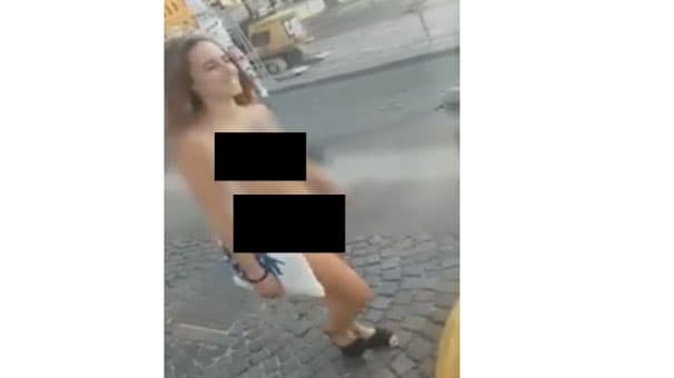 Bu qadın paltar geyinməkdən imtina edir (FOTOLAR)