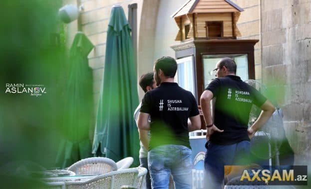 Bakının mərkəzindəki kafenin işçilərindən qeyri-adi geyim (FOTO)
