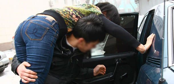 Bakıda qızı avtobus dayanacağından zorla maşına mindirib apardılar