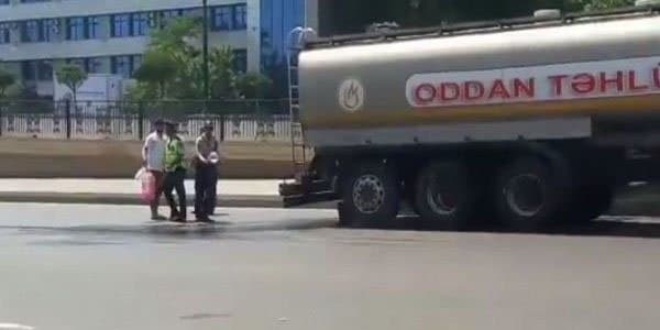 Bakıda həyəcanlı anlar: Yanacaq daşıyan maşının çəni deşildi (VİDEO)