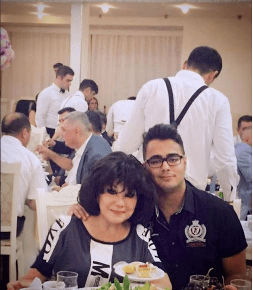 Flora Kərimova nəvəsi ilə (FOTO)