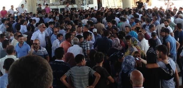 Kanalda boğulan gəncin qohumları Bakı-Qazax magistralını bağladılar (FOTOLAR)