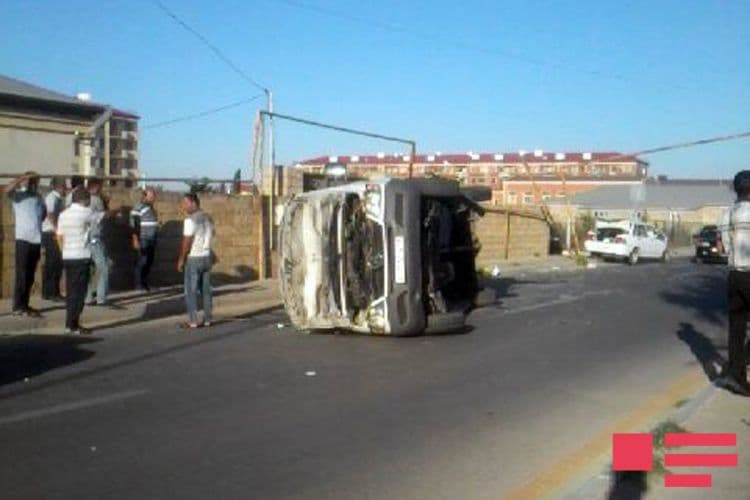 Daha bir avtobus qəzası: İkisi uşaq olmaqla 3 nəfər yaralandı (FOTO)