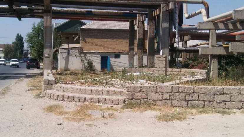 Xətaidə şəhid parkında büstü dağıdıb yerində pivəxana açdılar (FOTOLAR)
