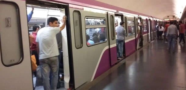 Bakı metrosunda qorxulu anlar: gənc oğlan relslərin üzərinə yıxıldı (VİDEO)