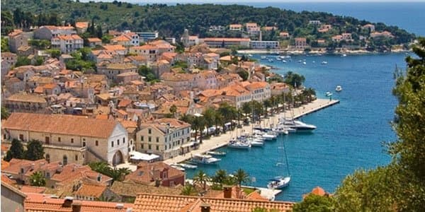 Xorvatiyada küçədə çimərlik geyimində gəzmək qadağan olunub