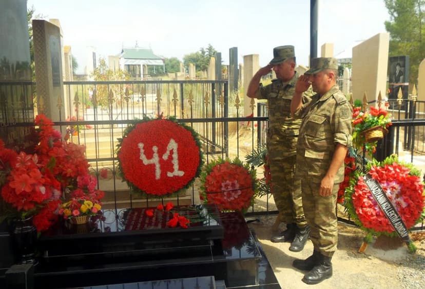 Bir qrup hərbi qulluqçu aprel şəhidinin ailəsinə baş çəkdi