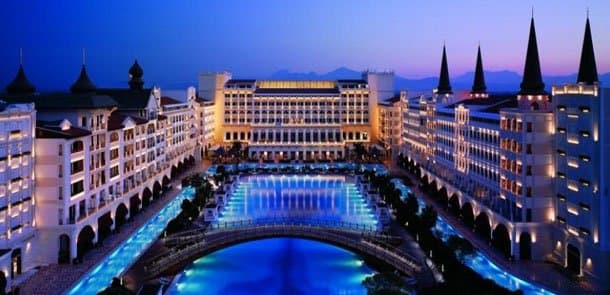 Azərbaycanlı milyarderin 1,4 milyardlıq hoteli bağlandı