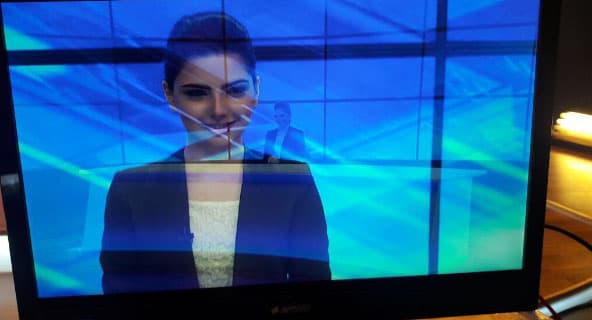 Mahir Mədətov cazibədar teleaparıcıya g&uuml;l g&ouml;ndərdi (FOTOLAR)