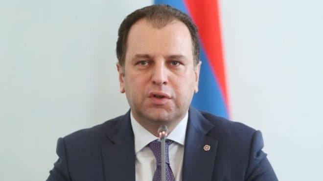 Ermənistanın müdafiə naziri Rusiyaya getdi