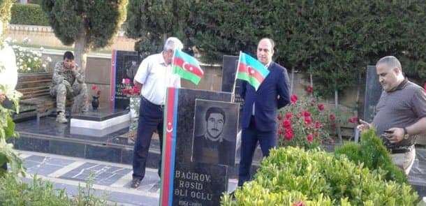 "Mən şəhid qardaşımın büstünün yerində pivəxana açmamışam"