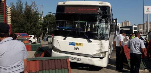 Bakıda iki avtobus toqquşdu (FOTOLAR)