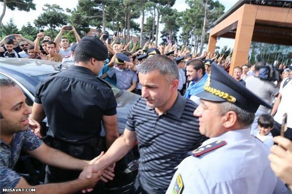Azarkeşlər "Qarabağ"ı belə qarşıladılar (VİDEO/FOTO)