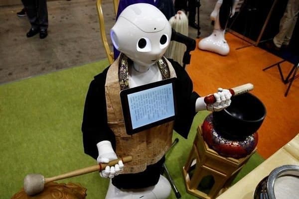 Dəfn mərasimi &uuml;&ccedil;&uuml;n dua oxuyan robot (FOTO)