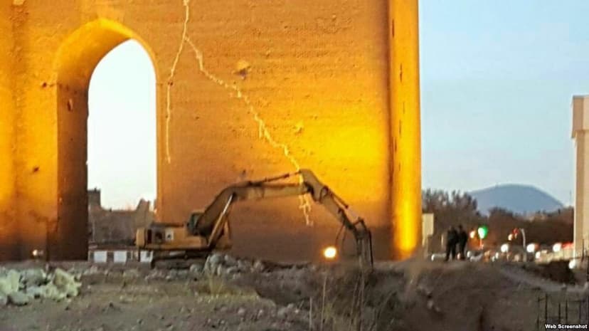Təbrizdə Ərk Qalası məhv edilir