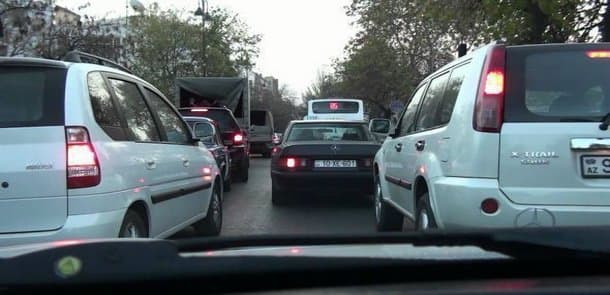 Bakıda böyük tıxac: Sərnişinlər avtobusları tərk edirlər