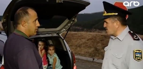 Daşkəsəndə uşaqlarını baqaja mindirən s&uuml;r&uuml;c&uuml; ilə polis arasında gərginlik (VİDEO)