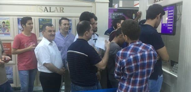 Millət vəkili "Qarabağ"a görə 3 saat 50 dəqiqə növbədə qaldı