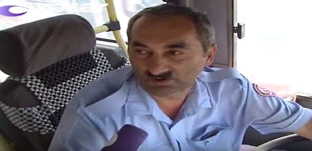 Avtobus sürücüsü sərnişinlərin həyatını belə təhlükəyə atır (VİDEO)