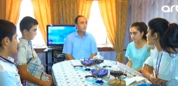 Azərbaycanda 48 yaşlı kişi tələbə oldu: qızı ilə hazırlaşıb... (VİDEO)
