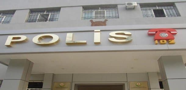 Bakıda polis vətəndaşı yerə yıxıb bölməyə apardı (FOTO)