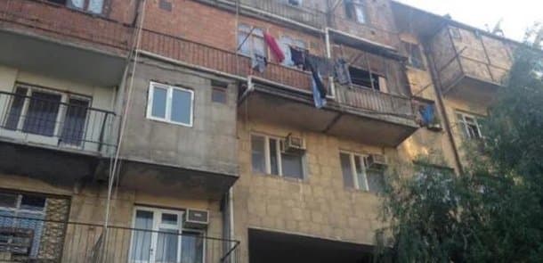 Bakıda qarşıdurma: «Azəravtoyol» qaçqınların binasını sökmək istəyir