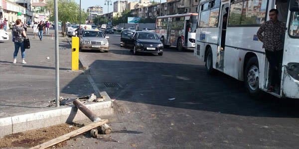 Bakıda avtobus dayanacağa çırpıldı: Yaralanan var (FOTOLAR)