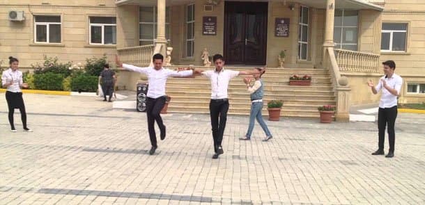 Bakıda şagirdlərə erməni havası oynadan məktəb direktoru üzr istədi
