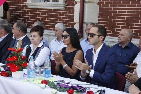 Fərhad Əhmədovdan öz ad günündə 500 məktəbliyə qeyri-adi hədiyyə (FOTOLAR)