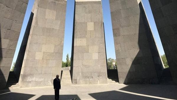 Azərbaycan əsilli nazir İrəvanda: «soyqırımı abidəsi»nə baş əydi (FOTO)