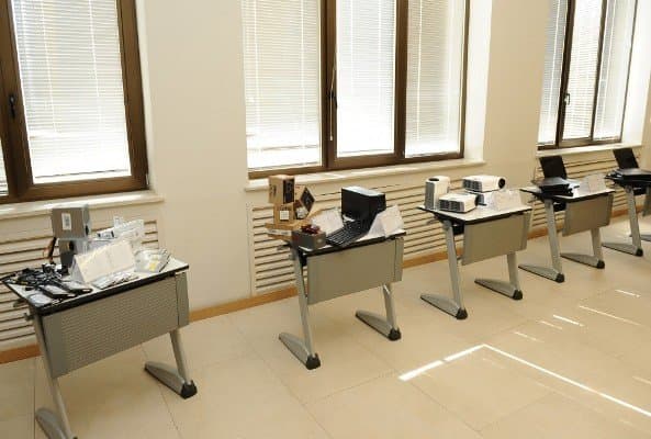 Çin Azərbaycanın iki nazirliyinə 21 min ədəd noutbuk verib