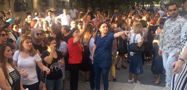 Bakıda valideynlər etiraz aksiyası keçirir (FOTO)