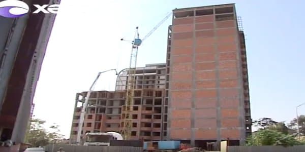 Bakıda tikinti şirkəti fəhlələrin həyatını belə təhlükəyə atır (VİDEO)