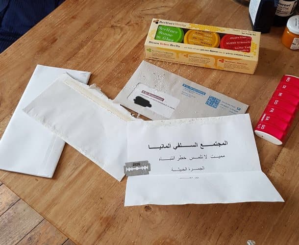 Almaniyada siyasətçilərə qəribə hədə (FOTO)