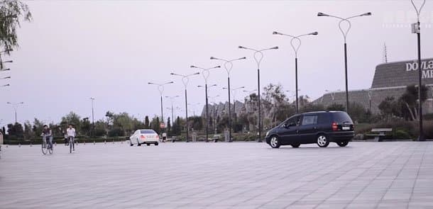 Bulvarın avtomobil dayanacağı velosipedçilər və piyadalar üçün təhlükə yaradır (VİDEO)