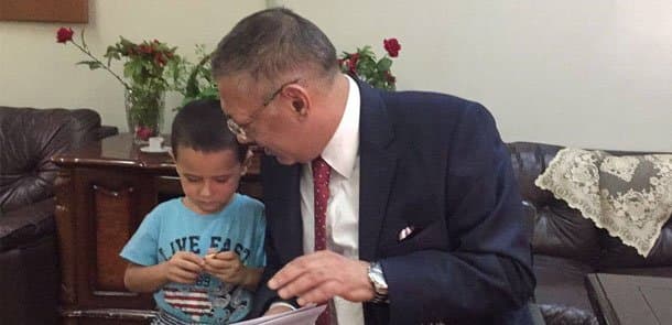 Konsul İraqdakı azərbaycanlı körpəyə baş çəkdi (FOTO)