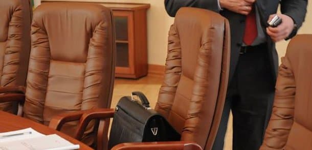İcra başçısının köməkçisi işdən çıxarıldı
