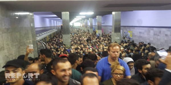 "Koroğlu" metro stansiyasında sıxlıq yarandı (FOTO)